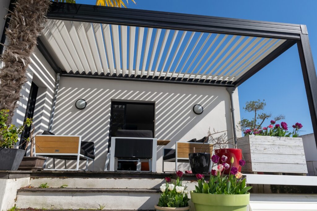 pergola bioclimatique vs pergola fixe