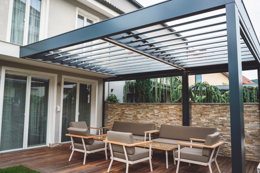 pergola bioclimatique vs pergola fixe