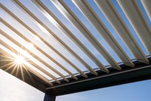 pergola bioclimatique vs pergola fixe